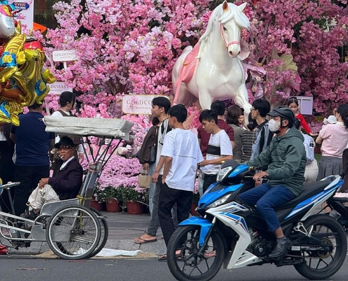 Người dân đi sắm Tết tại Khánh Hòa. Ảnh: Bùi Toàn
