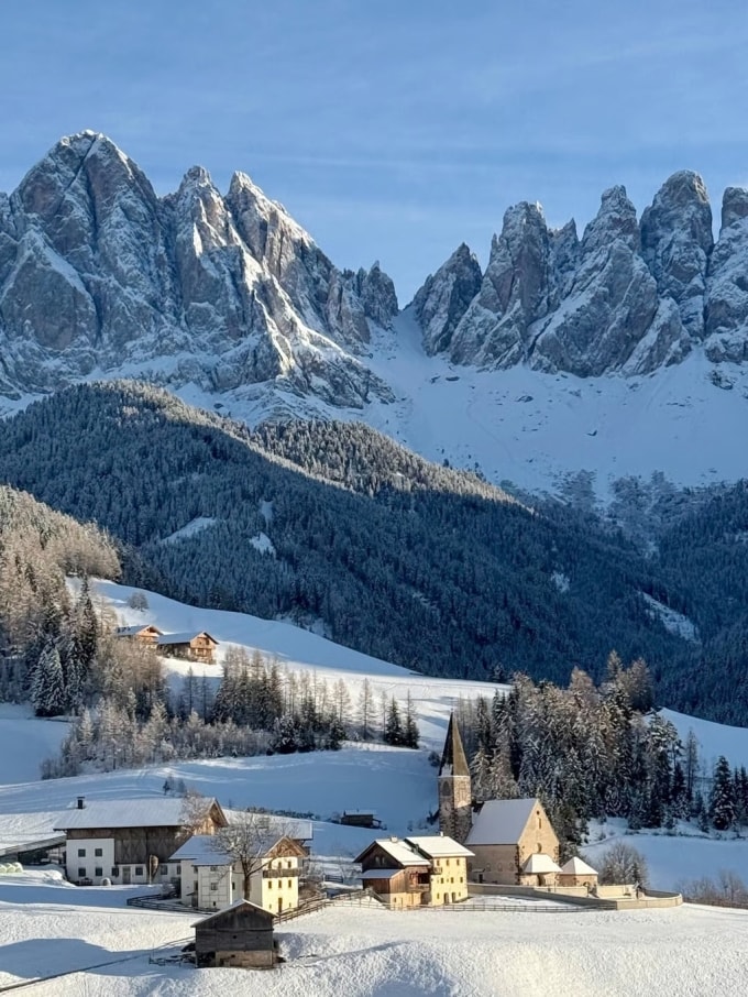 Khung cảnh mùa đông ở làng Santa Maddalena. Ảnh: Christoph Sator/dpa