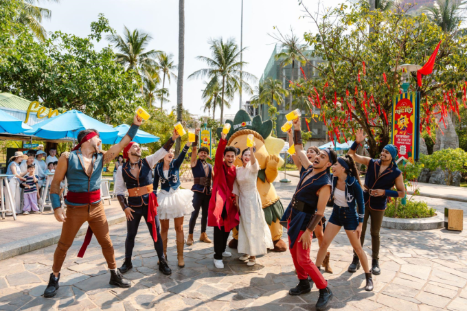 Các màn trình diễn đường phố khuấy động không khí du xuân, thu hút du khách. Ảnh: Sun Group