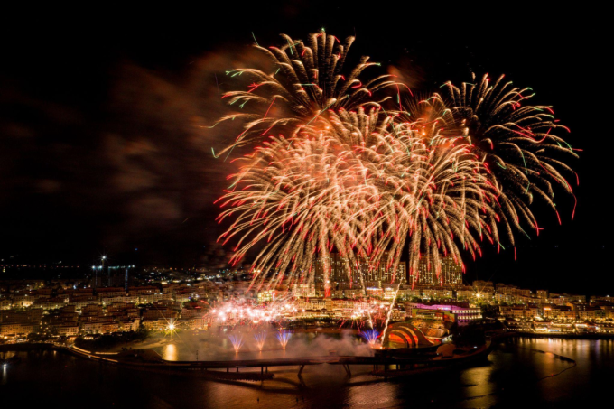 Pháo hoa bừng sáng tại Thị trấn Hoàng Hôn. Ảnh: Sun Group