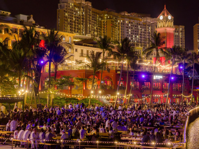 Biển người lấp kín không gian nhà hàng bia trong những đêm cao điểm. Ảnh: Sun Group