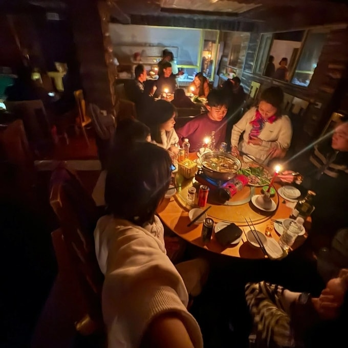 Nhóm khách dùng bữa lẩu trong lúc homestay mất điện tối 19/2. Ảnh: NVCC