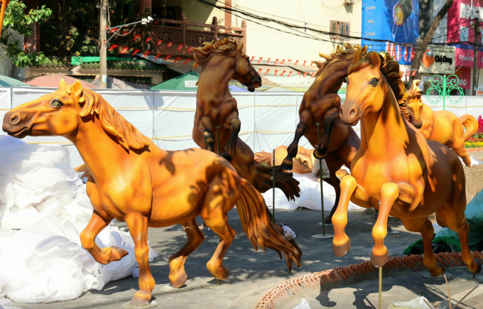 Bầy ngựa lắp đặt trên đường hoa trung tâm TP Cần Thơ cho năm Bính Ngọ. Ảnh: Huy Phong
