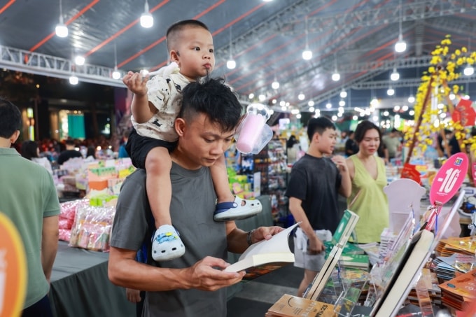 Nhiều phụ huynh lần đầu đưa con tham quan đường sách Tết. Ảnh: Ảnh: Quỳnh Trần