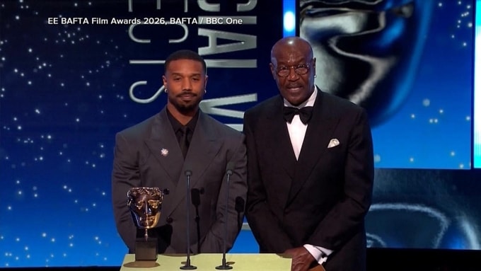 Michael B. Jordan và Delroy Lindo trên sân khấu trao giải trên Hiệu ứng hình ảnh xuất sắc. Ảnh: BBC One