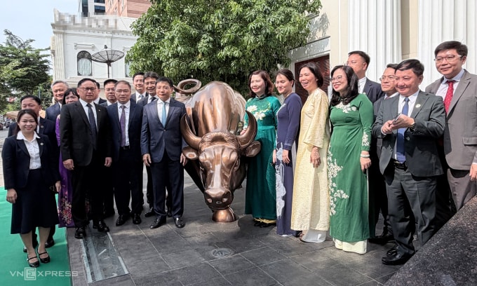 Bộ trưởng Bộ Tài chính Nguyễn Văn Thắng (người mặc áo vest đứng sát bên trái tượng bò tót) cùng các lãnh đạo ngành chứng khoán chụp ảnh lưu niệm với linh vật biểu tượng. Ảnh: Tất Đạt