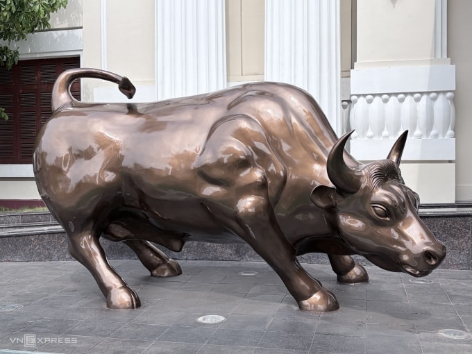 Linh vật biểu tượng bò tót được đặt trước trụ sở HoSE. Ảnh: Tất Đạt