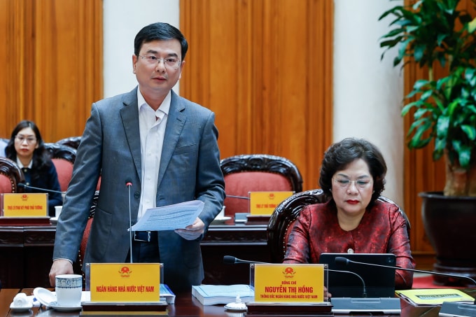 Đại diện Ngân hàng Nhà nước phát biểu tại phiên họp, ngày 24/2. Ảnh: VGP