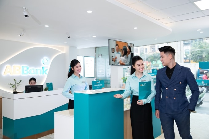 Nhân viên ABBank tiếp đón khách hàng tại phòng giao dịch. Ảnh: ABBank