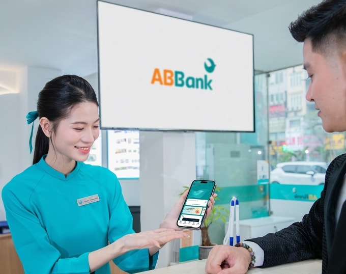 Nhân viên giao dịch giới thiệu nền tảng ngân hàng số cho khách hàng. Ảnh: ABBank