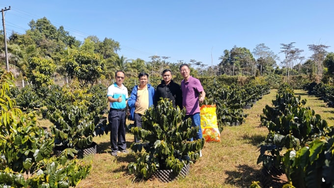 Đoàn công tác đến cao nguyên Bolaven. Ảnh: Phú Mỹ