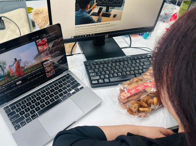 Trên bàn làm việc, Thủy luôn để gói bánh, kẹo, mở nhạc nghe để không buồn ngủ, mệt mỏi. Ảnh: Nhân vật cung cấp
