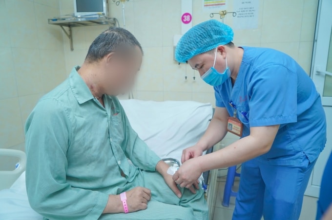 Bác sĩ tái khám bệnh nhân trước khi xuất viện. Ảnh: Thanh Xuân