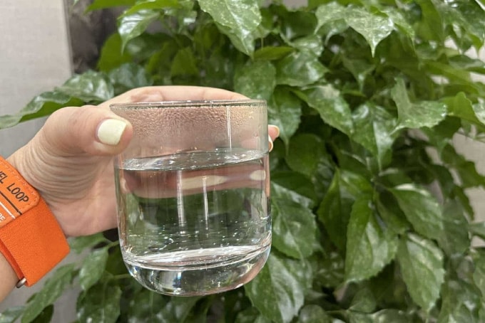 Uống một cốc nước buổi sáng hỗ trợ tiêu hóa ổn định. Ảnh: Anh Chi