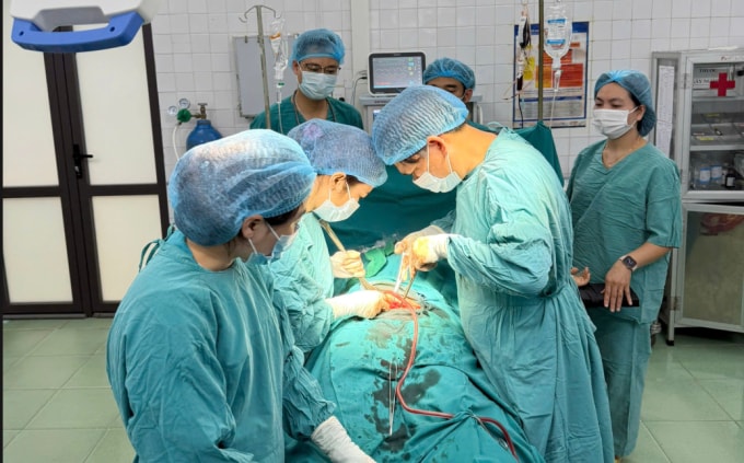 Ekip phẩu thuật cứu bệnh nhân. Ảnh: Bệnh viện cung cấp