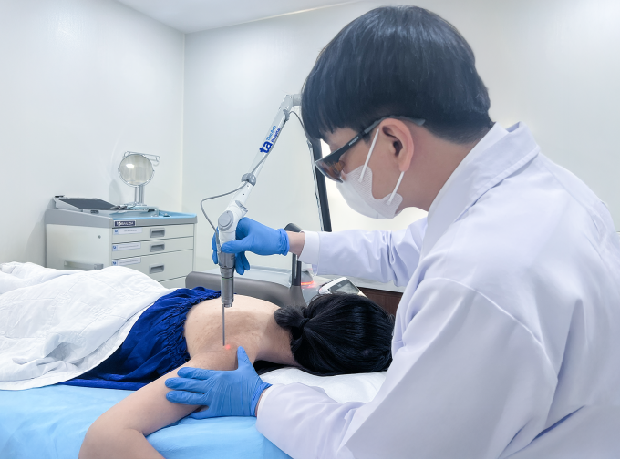 Bác sĩ sử dụng laser pico pro điều trị tăng sắc tố trên lưng cho Ánh. Ảnh: Bệnh viện Đa khoa Tâm Anh