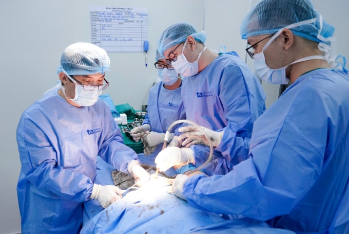 Bác sĩ Bảo (trái) phẫu thuật cho ông Phượng. Ảnh: Bệnh viện Đa khoa Tâm Anh