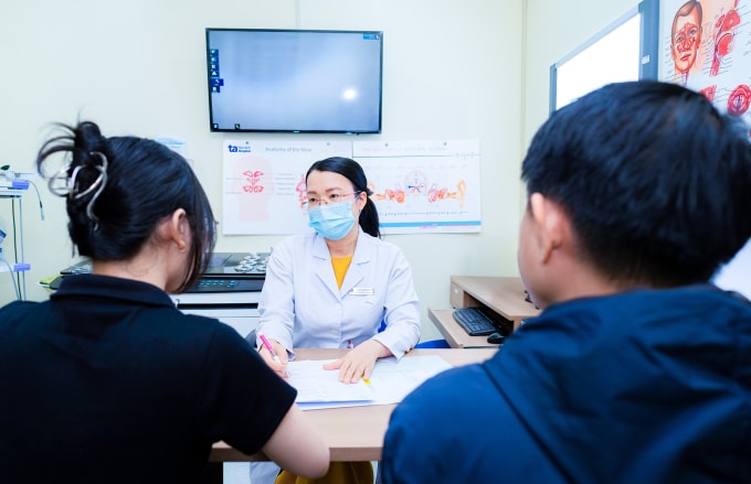 Bác sĩ Hằng đang tư vấn cho phụ huynh bệnh nhi. Ảnh minh họa: Bệnh viện Đa khoa Tâm Anh
