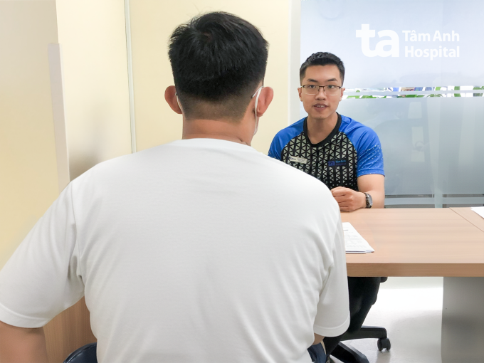 Chuyên viên y học vận động hướng dẫn cách tập luyện phù hợp cho anh Thái. Ảnh: Bệnh viện Đa khoa Tâm Anh