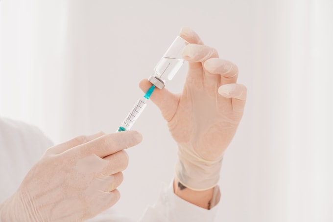 Minh họa quá trình nghiên cứu vaccine. Ảnh: Vecteezy