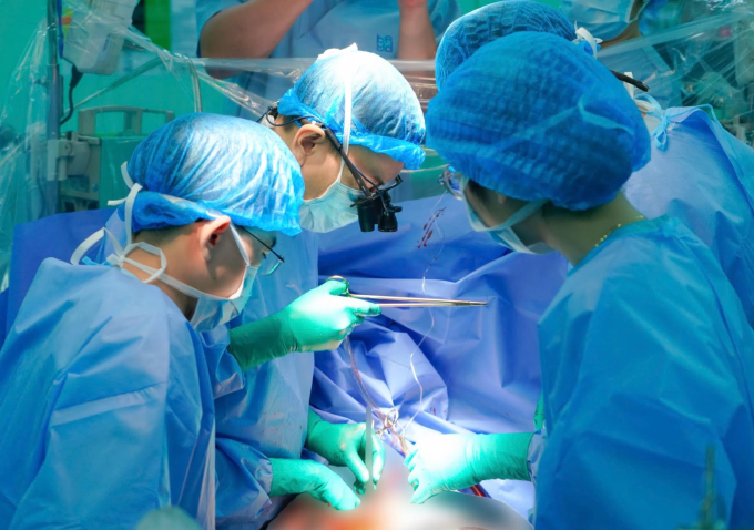 Các bác sĩ thực hiện ghép tim cho bệnh nhi. Ảnh: Bệnh viện cung cấp