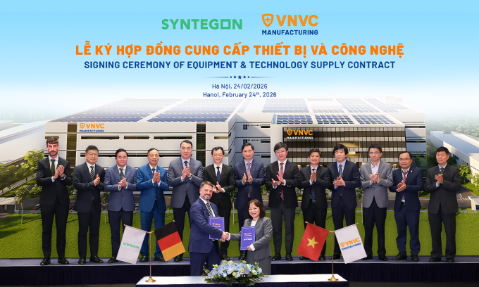 Bà Trần Thị Hồng Thủy, Giám đốc Nhà máy Vaccine và Sinh phẩm VNVC và ông Florian Blobel, Giám đốc Kinh doanh Syntegon Pharma Liquid khu vực Châu Á - Thái Bình Dương ký kết hợp tác trước sự chứng kiến của lãnh đạo Bộ Y tế, Bộ Khoa học và Công nghệ cùng lãnh đạo các cục, viện chuyên môn và Công ty Vaccine Việt Nam (VNVC). Ảnh: Thế Vinh