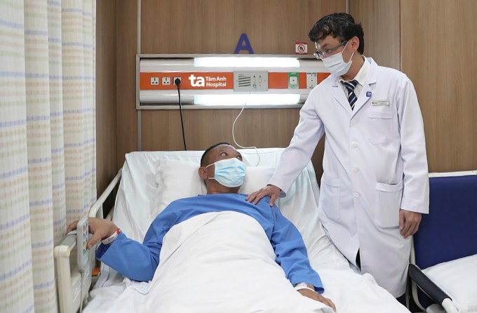 Bác sĩ Bảo thăm hỏi người bệnh trước khi xuất viện. Ảnh: Bệnh viện Đa khoa Tâm Anh