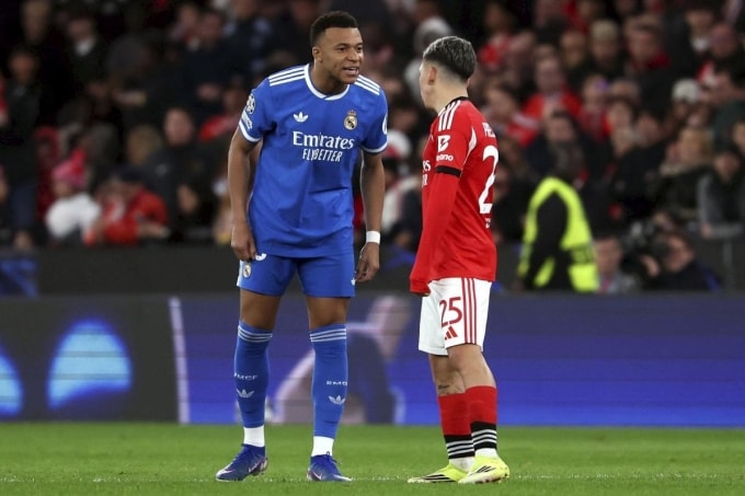 Mbappe phản ứng với Prestianni ngay trên sân sau khi tiền đạo Benfica có lời lẽ nhắm vào Vinicius. Ảnh: imago