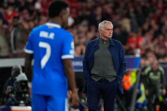 HLV Mourinho trong trận Benfica thua Real Madrid 0-1 ở lượt đi play-off Champions League trên sân Da Luz, Lisbon, Bồ Đào Nha ngày 17/2/2026. Ảnh: AFP