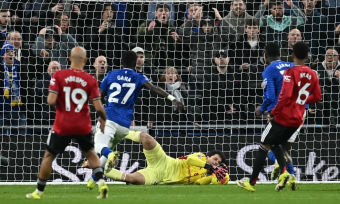 Thủ môn Senne Lammens đổ người bắt gọn một cú dứt điểm trong trận Man Utd thắng Everton 1-0 ở vòng 27 Ngoại hạng Anh trên sân Hill Dickinson, Liverpool, Anh ngày 23/2/2026. Ảnh: AFP