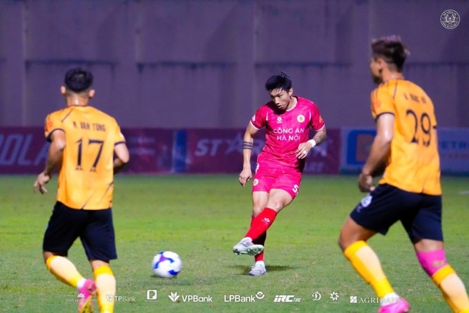 Văn Hậu chuyền bóng trong trận CAHN thắng chủ nhà Thanh Hóa 3-1 ở vòng 10 V-League 2025-2026 tối 24/2/2026. Ảnh: Công an Hà Nội FC