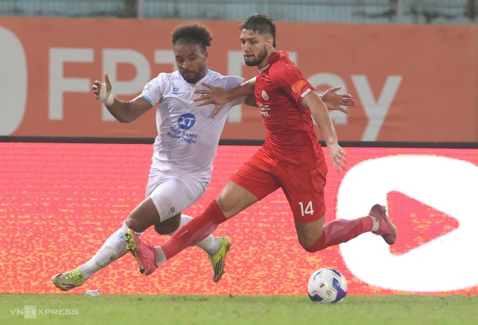 Tiền vệ Paulo Martins (áo đỏ) theo kèm Nguyễn Xuân Son trong trận Thể Công thắng Nam Định 1-0 ở đấu bù vòng 10 V-League 2025-2026, trên sân Hàng Đẫy ở Hà Nội ngày 24/2/2026. Ảnh: Hoàng Huynh