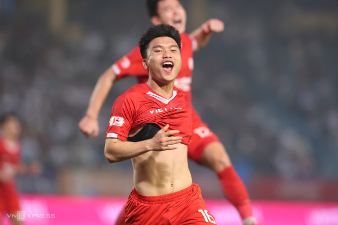 Tiền vệ Thể Công Lê Quốc Nhật Nam mừng bàn thắng ở phút 68. Ảnh: Hoàng Huynh