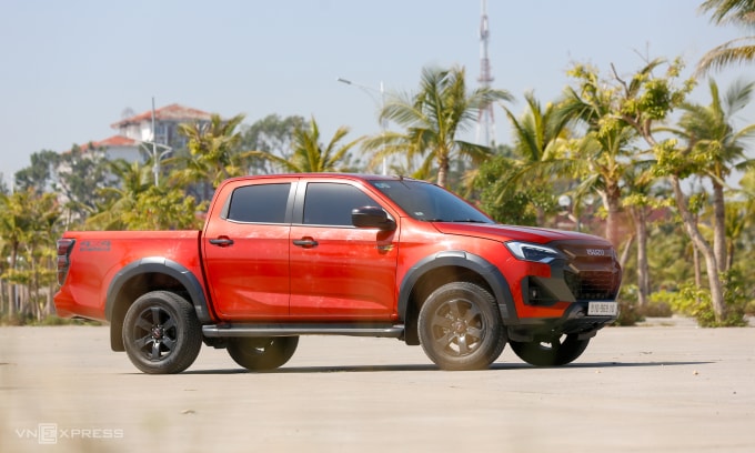 Isuzu D-Max lăn bánh tại Hạ Long, Quảng Ninh. Ảnh: Lương Dũng