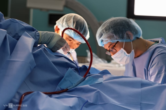 Bác sĩ Bệnh viện Quân y 175, quận Gò Vấp trong phòng mổ, phẫu thuật, tháng 3/2024. Ảnh: Quỳnh Trần