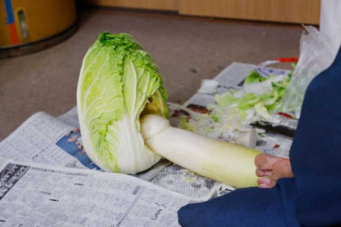 Tạo hình phồn thực nam và nữ từ củ cải và bắp cải để dâng lên thần linh tại lễ hội khỏa thân ở tỉnh Fukushima. Ảnh: Nippon