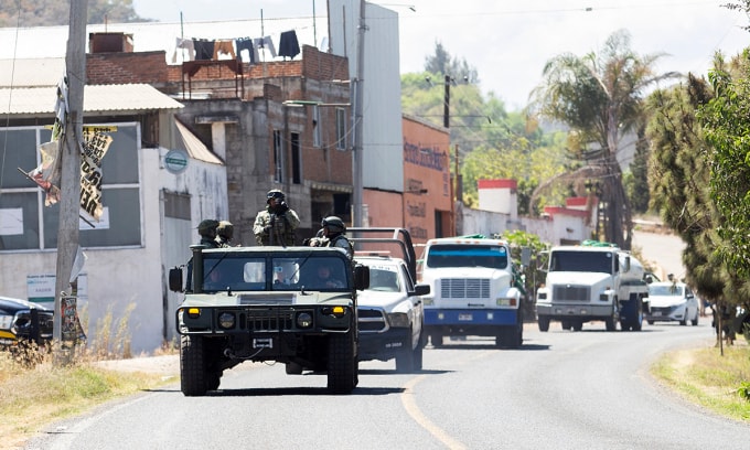 Binh sĩ Mexico đi tuần trên cao tốc Morelia–Patzcuaro ở bang Michoacan ngày 23/2. Ảnh: AFP