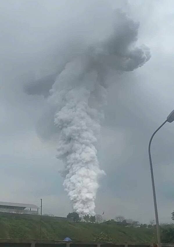 Vụ nổ tạo cột khói trắng bốc cao hàng trăm mét. Ảnh: Xuân Hoa