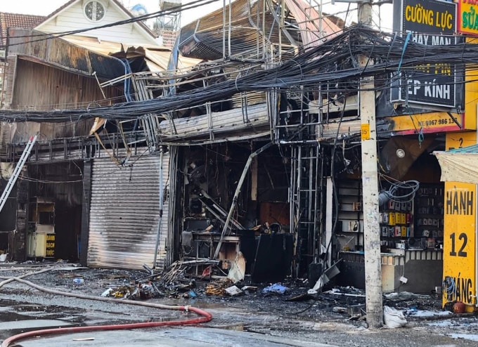 Hiện trường cửa hàng xảy ra hỏa hoạn. Ảnh: Minh Bằng