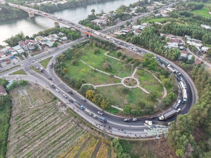 Cầu Thủ Biên ùn ứ kéo dài chiều 24/2. Ảnh: Minh Trường