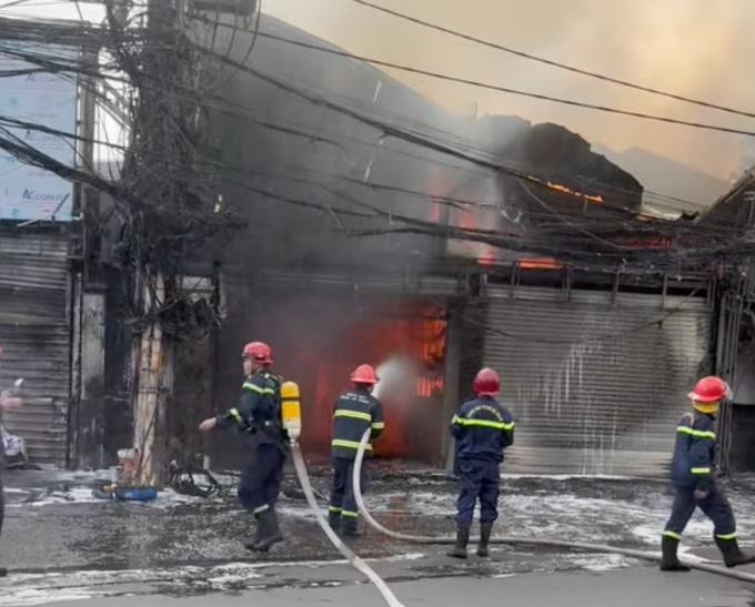 Cửa hàng bị thiêu rụi. Ảnh: Minh Bằng