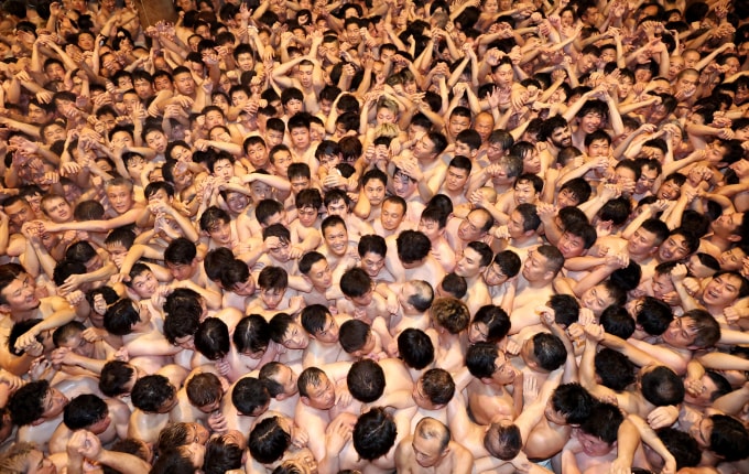 Đám đông tranh giành bùa thiêng tại lễ hội khỏa thân ở Okayama, năm 2024. Ảnh: AFP