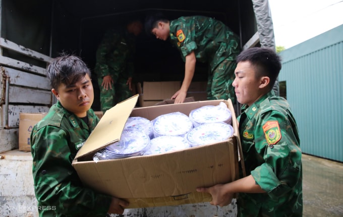 Chiến sĩ thuộc Ban chỉ huy Biên phòng, Bộ chỉ huy quân sự tỉnh Quảng Trị vận chuyển đồ thiết yếu tặng cho người dân, tháng 8/2025. Ảnh: Đắc Thành