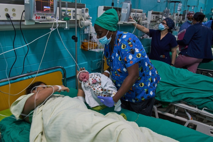 Bên trong Bệnh viện phụ sản Ramon Gonzalez tại thủ đô Havana, Cuba, ngày 20/2. Ảnh: AP