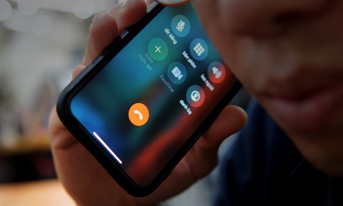 Một người đang nghe điện thoại. Ảnh: Lưu Quý