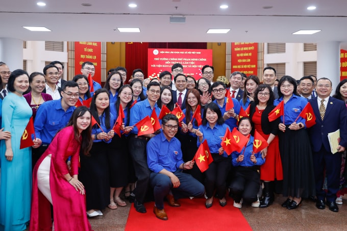 Thủ tướng cùng thế hệ trẻ Viện Hàn lâm Khoa học xã hội Việt Nam, sáng 24/2. Ảnh: Nhật Bắc