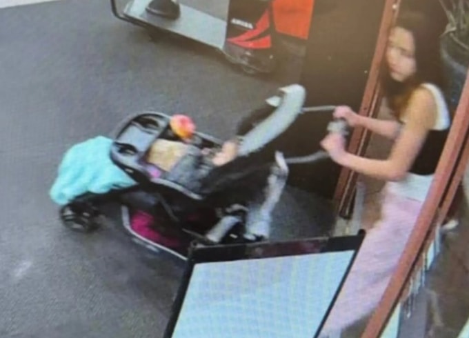 Camera giám sát ghi lại hình ảnh Marina Noriega đẩy xe chở cô bé Kehlani Rogers ở Maricopa vào 21/2. Ảnh: Avondale AZ PD