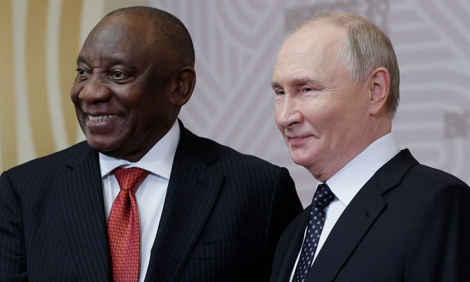 Tổng thống Ramaphosa (trái) và Tổng thống Putin tại hội nghị thượng đỉnh BRICS ở Kazan, Nga năm 2024. Ảnh: AFP