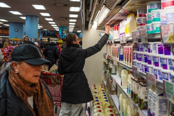 Khách hàng mua sắm trong siêu thị Trader Joes tại thành phố New York ngày 22/2. Ảnh: AFP