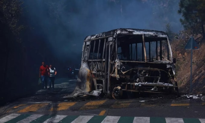 Một chiếc xe buýt bị đốt cháy trên đường cao tốc ở Cointzio, bang Michoacan, hôm 22/2, sau khi Tổng thống Mexico thông báo về cái chết của Oseguera. Ảnh: AP